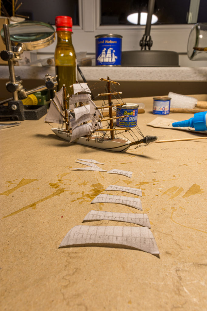 Die Segel werden am Schiff montiert