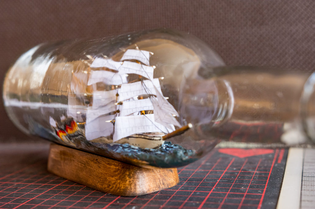 Schiff in der Flasche ohne Zugfäden