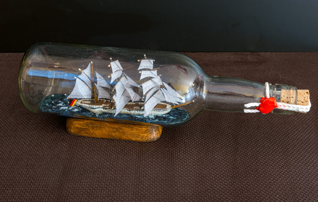 Schiff schräg von vorne in der Flasche