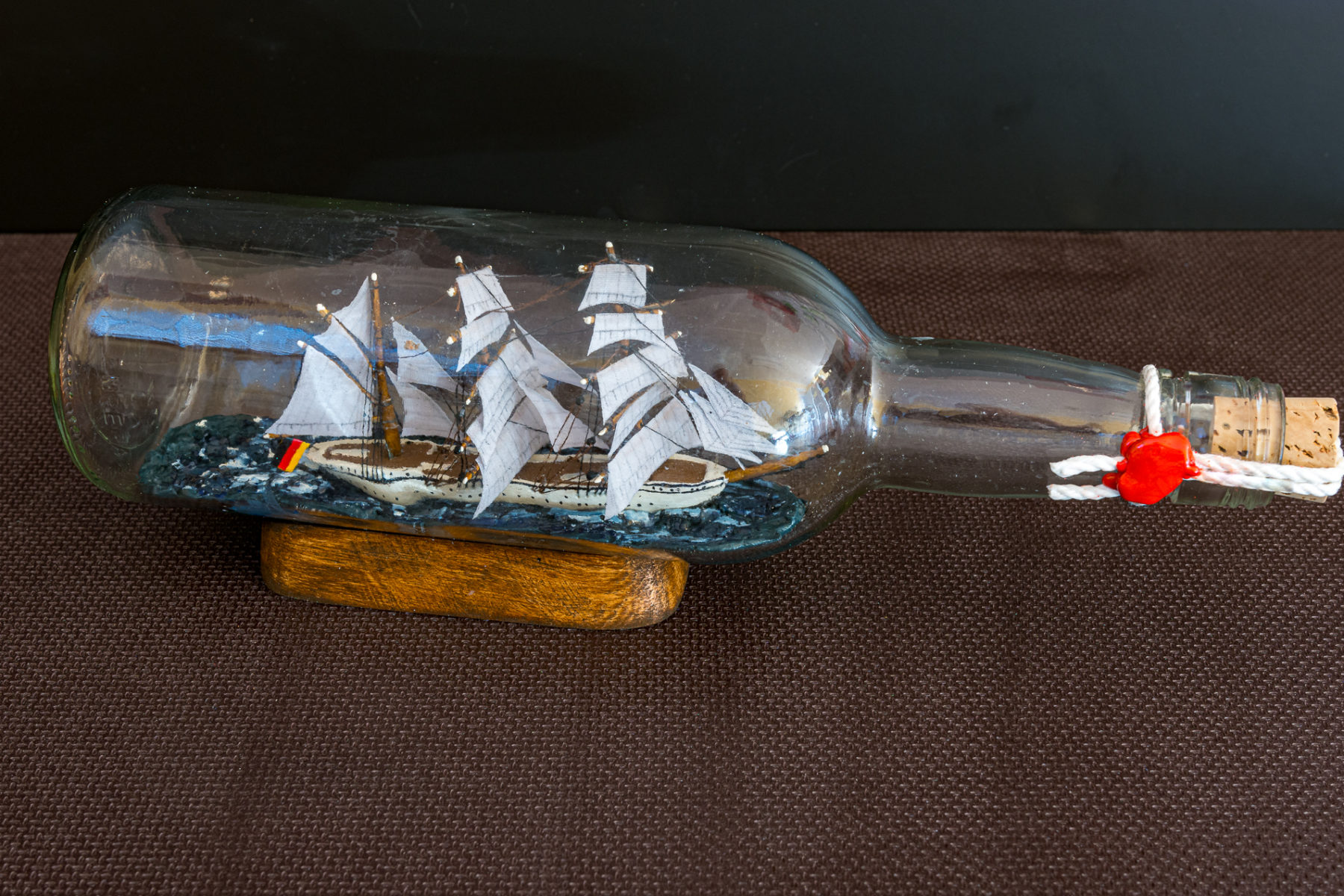Seitenansicht vom Buddelschiff in der Flasche