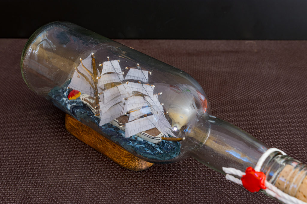 Schiff schräg von vorne in der Flasche