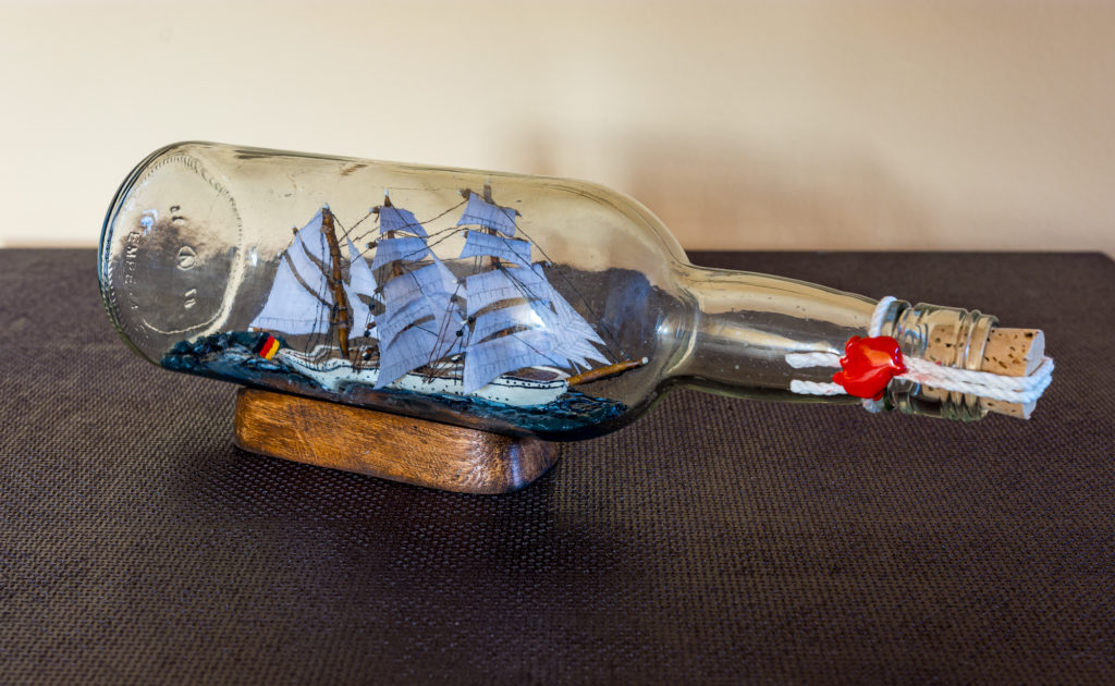 Schiff schräg von vorne in der Flasche