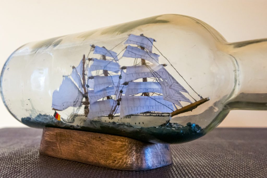 Schiff von schräg vorne